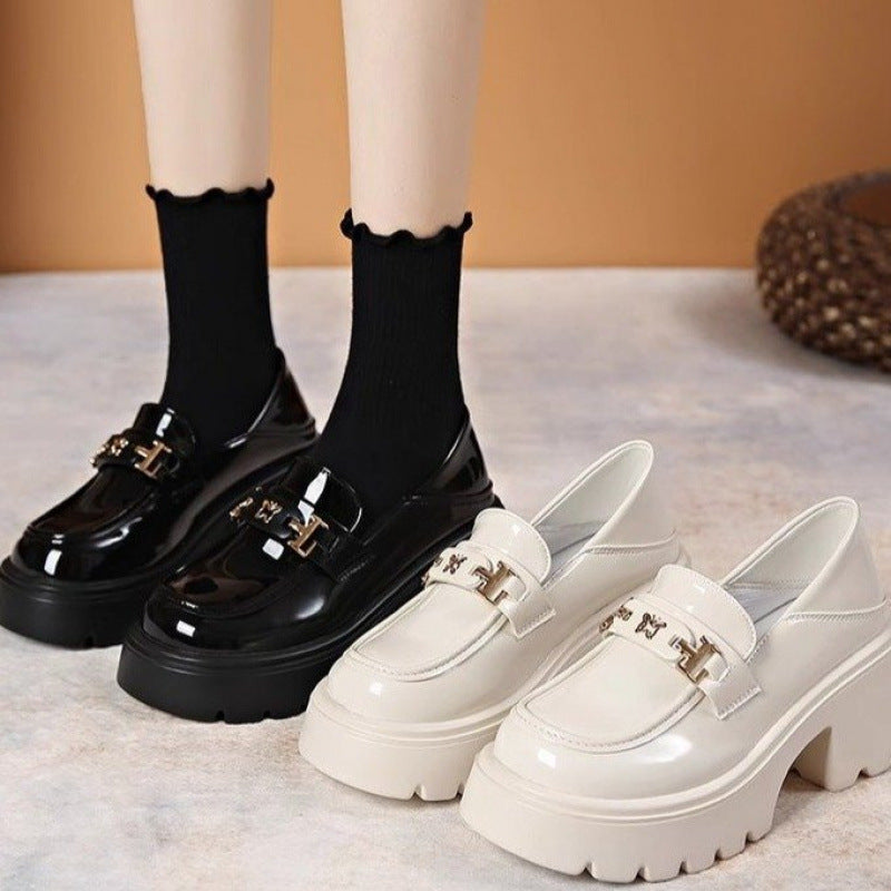 Chaussures en cuir noir à talon épais et sans lacets